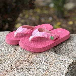 Sanuk girl’s sparkly pink flip flops